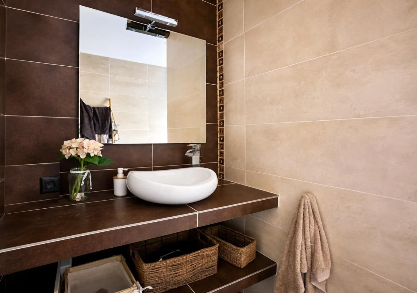 Baño con lavabo y espejo