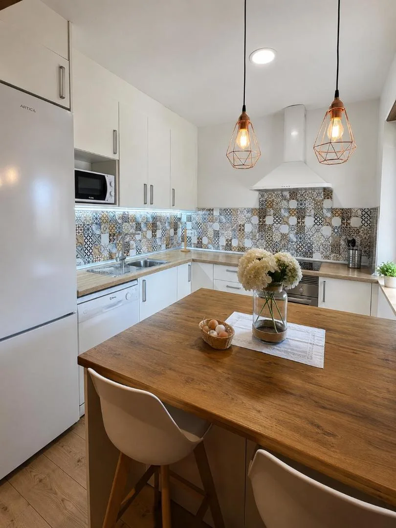 Cocina equipada con mesa de madera