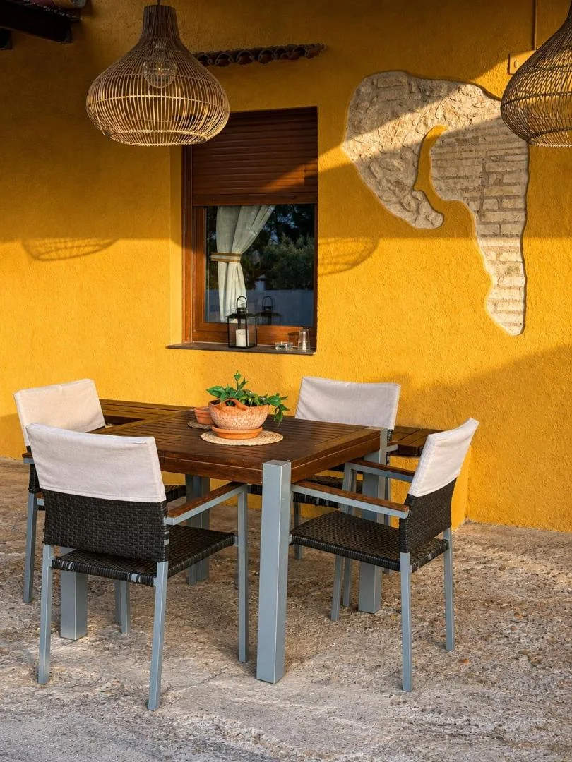 Mesa exterior junto a la fachada