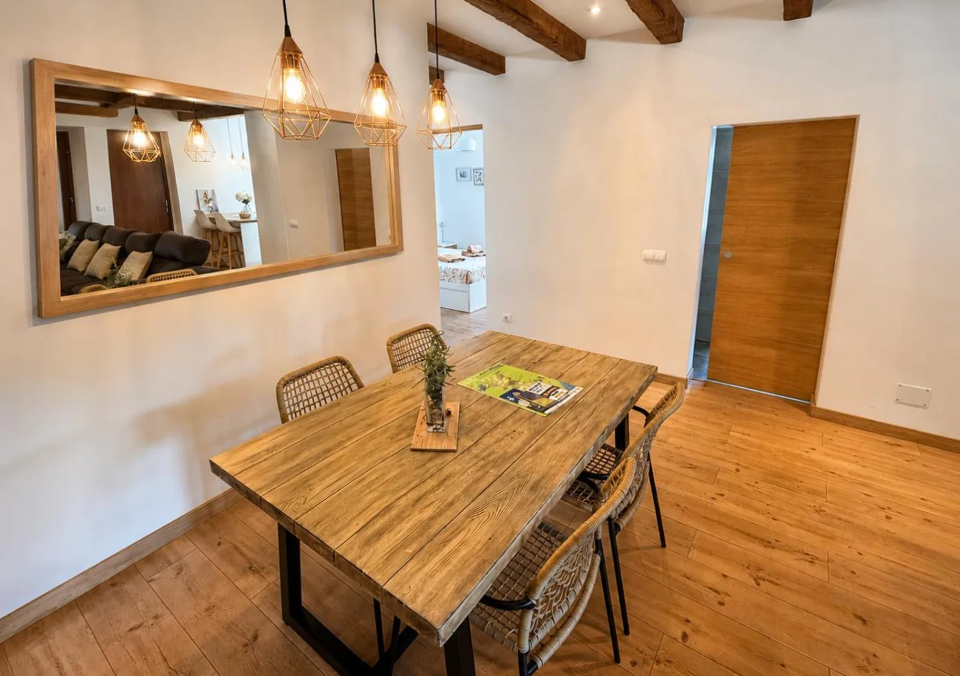 Comedor con mesa de madera