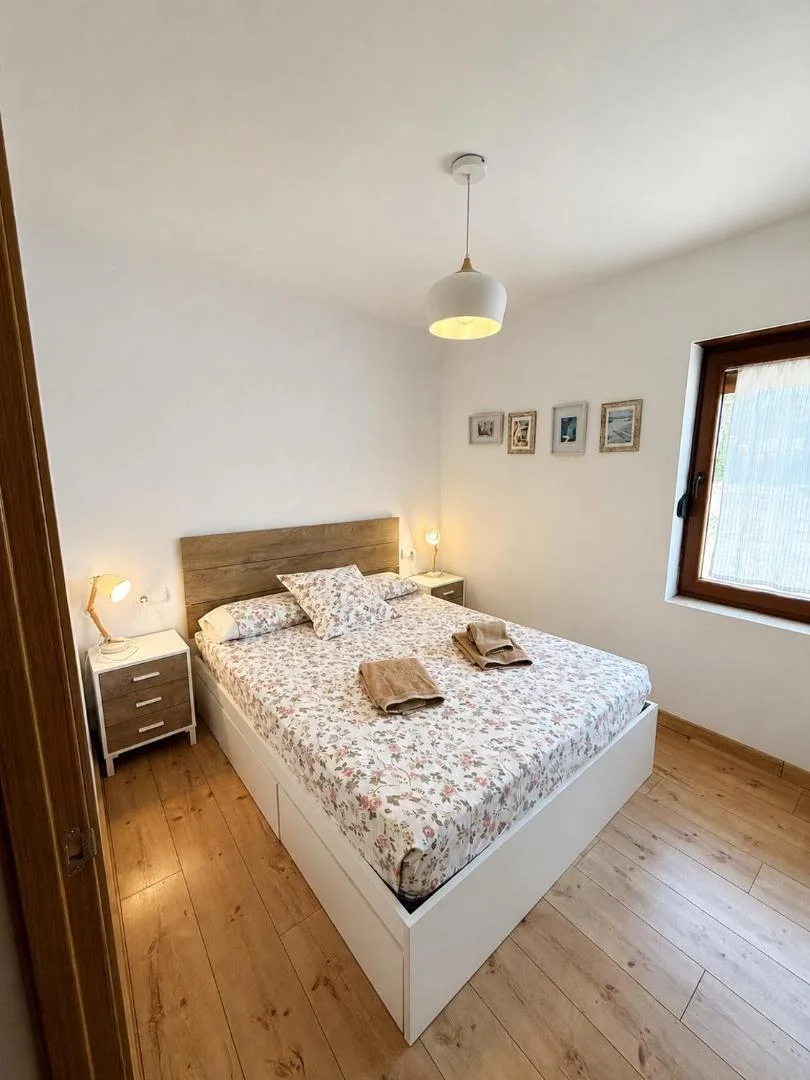 Dormitorio con cama de matrimonio
