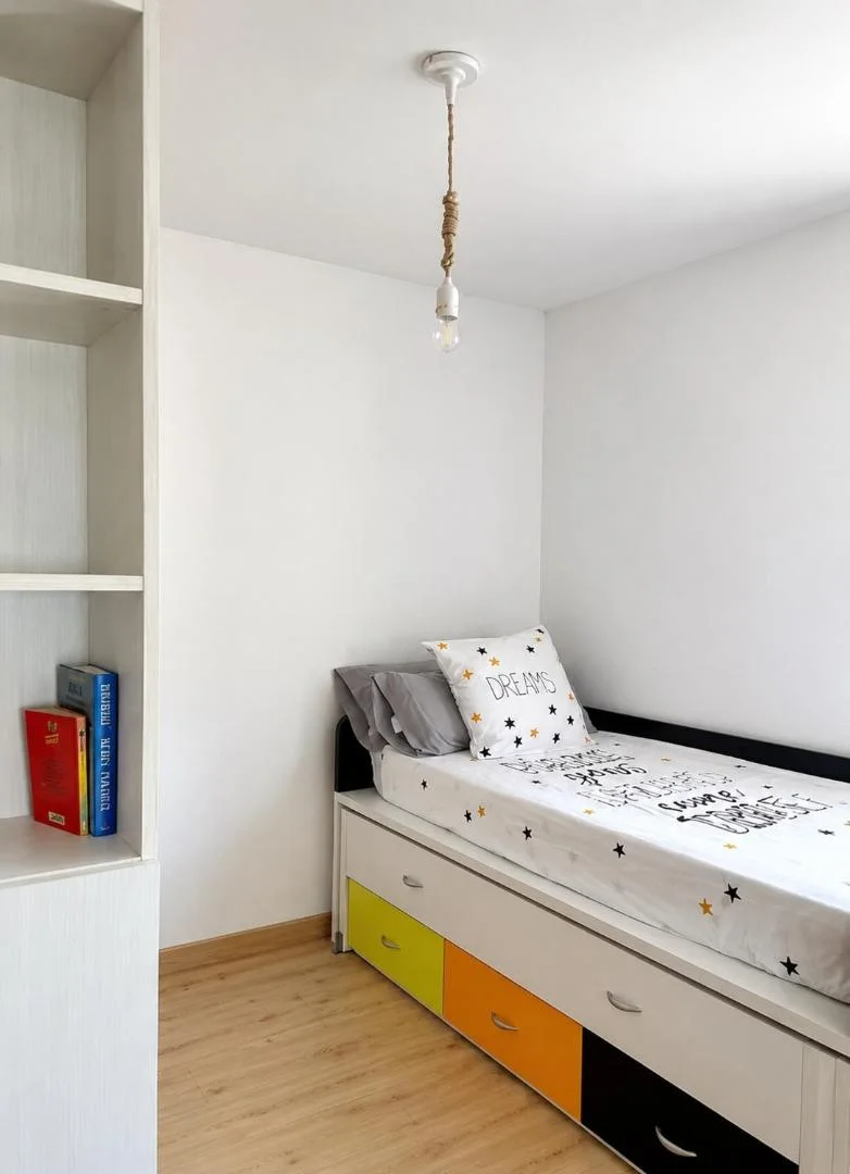 Dormitorio con cama individual