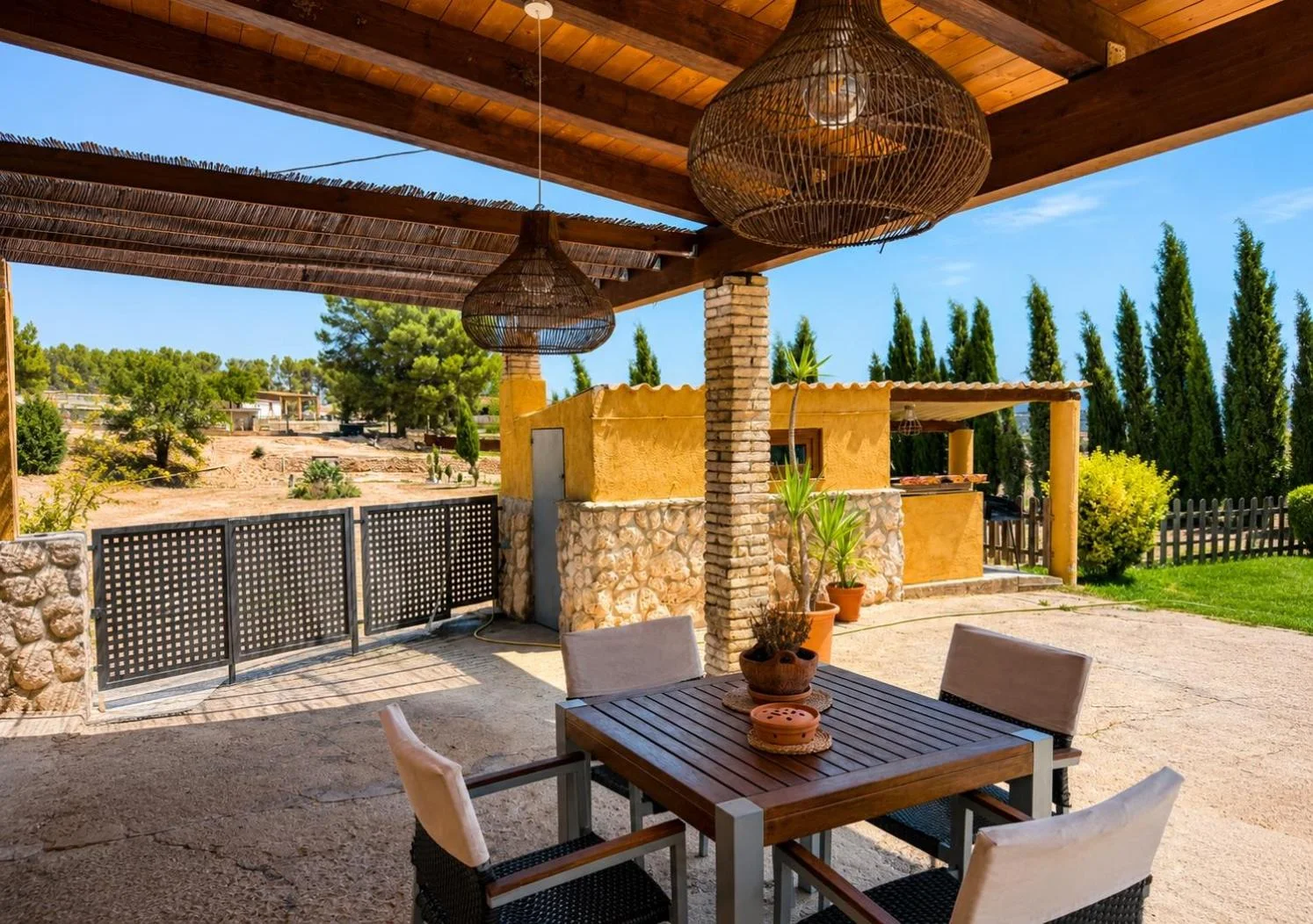 Pérgola con mesa y vistas