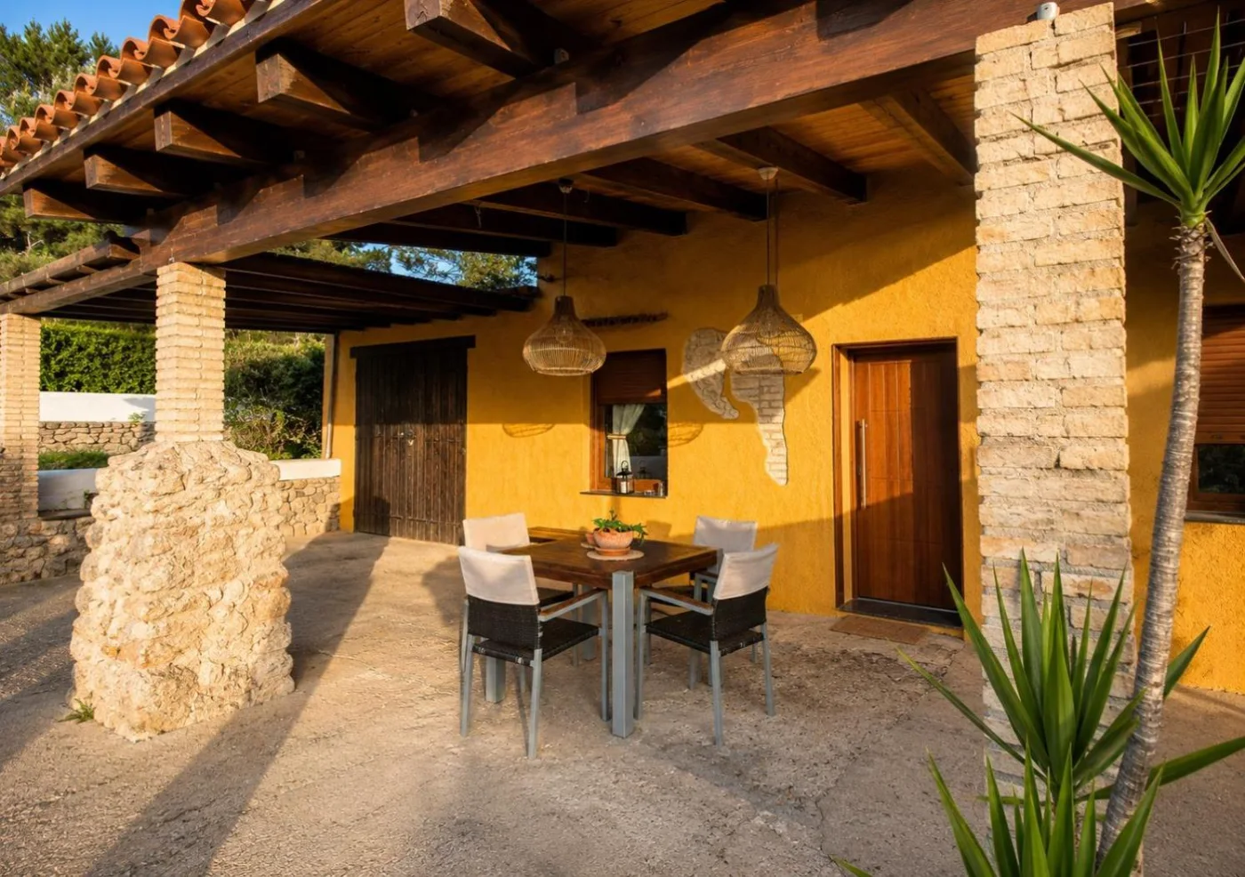 Porche de piedra con comedor
