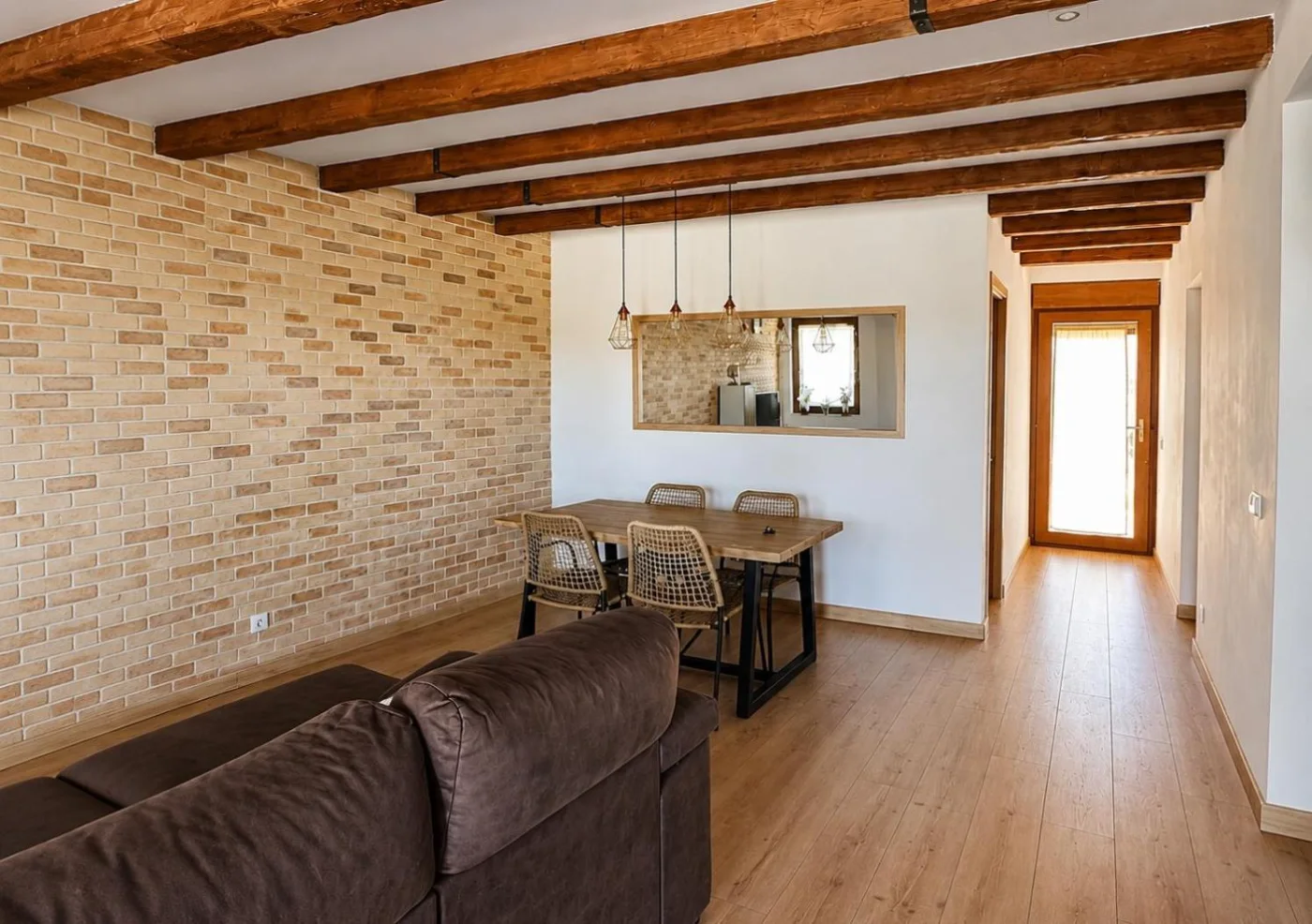 Salón con sofá y vigas de madera
